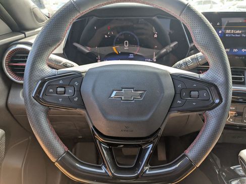 Used 2025 Chevrolet Trax RS w/ Sunroof Package FWD image 19