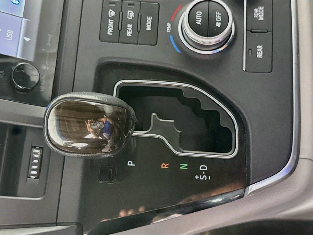 Used 2017 Toyota Sienna XLE w/ XLE Navigation Package FWD image 19