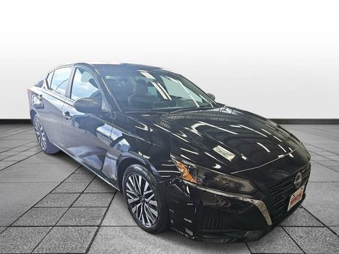 Used 2025 Nissan Altima 2.5 SV FWD image 3