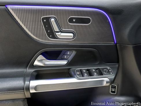 Used 2021 Mercedes-Benz GLB 250 4MATIC w/ Premium Package image 28