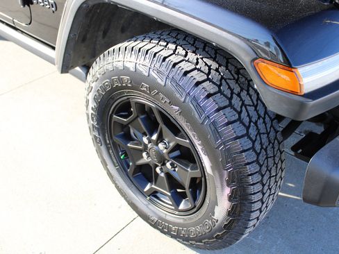 Certified 2022 Jeep Gladiator Willys image 30