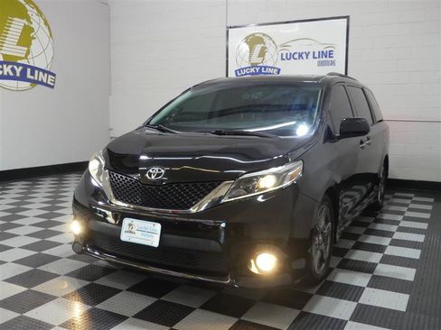 Used 2017 Toyota Sienna SE Premium image 5