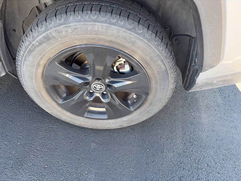 Used 2021 Toyota RAV4 LE w/ Carpet Mat Package (TMS) AWD/4WD image 9