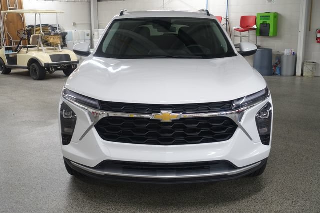 Used 2025 Chevrolet Trax LT FWD image 2