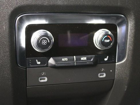 Used 2024 GMC Yukon XL SLT w/ SLT Luxury Package image 11