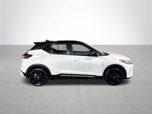 Used 2023 Nissan Kicks SR w/ SR Premium Package FWD image 5