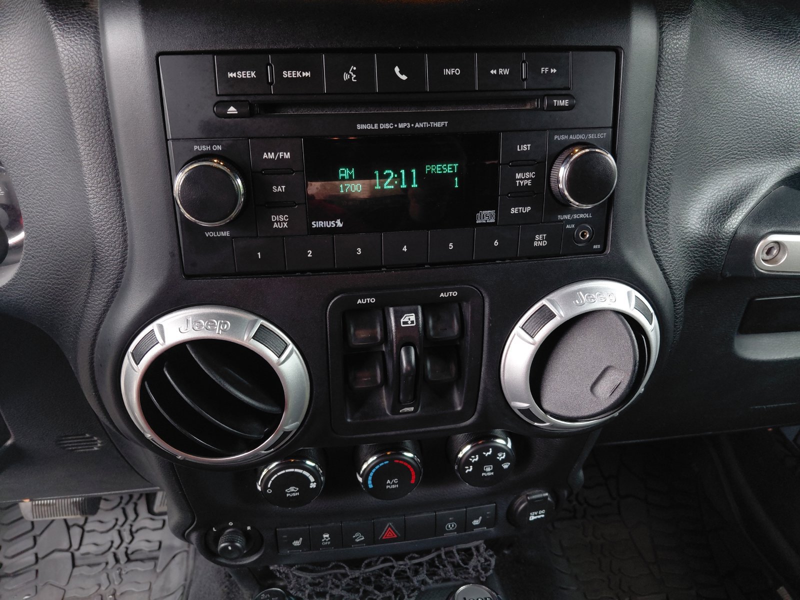 Used 2015 Jeep Wrangler Unlimited Sahara w/ Connectivity Group AWD/4WD image 9