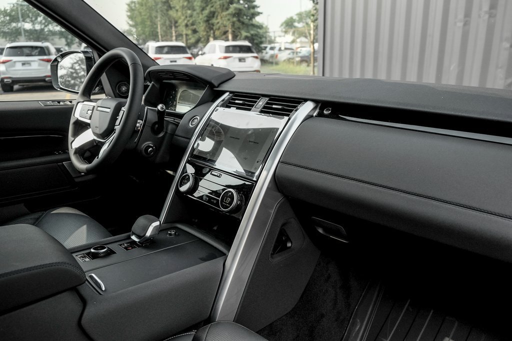 Used 2025 Land Rover Discovery S AWD/4WD image 22