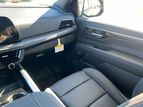 New 2026 Chevrolet Suburban Premier image 13