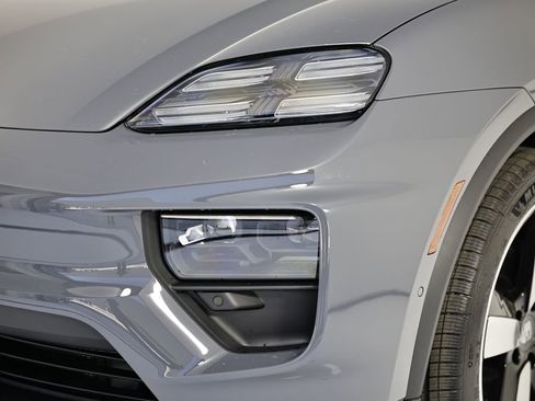 New 2026 Porsche Macan 4 Electric image 11