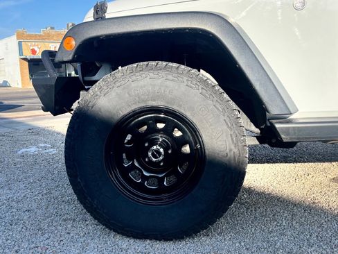 Used 2016 Jeep Wrangler Unlimited Sahara image 14