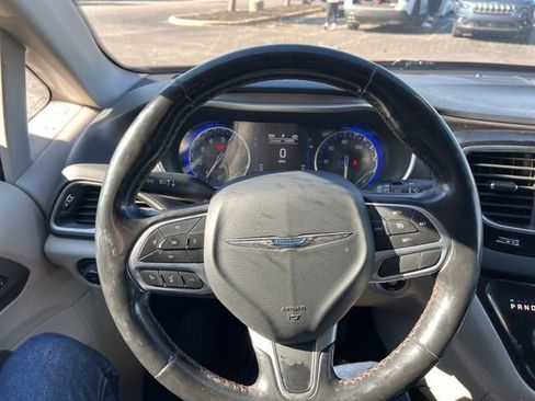 Used 2020 Chrysler Pacifica Touring-L image 32