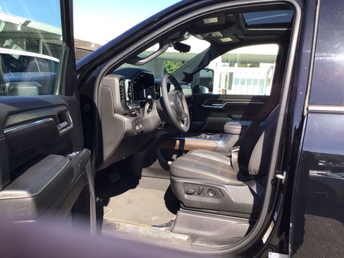 Used 2024 Chevrolet Silverado 2500 High Country w/ High Country Premium Package AWD/4WD image 5