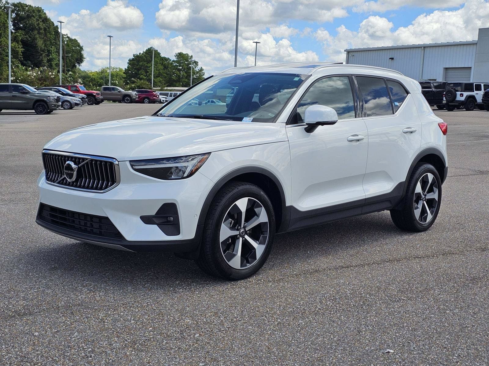 Used 2024 Volvo XC40 B5 Plus AWD/4WD image 1