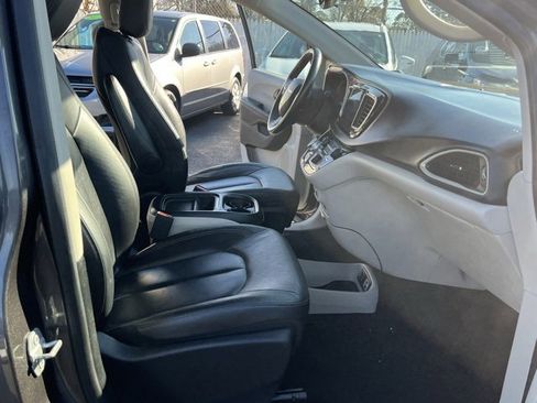 Used 2017 Chrysler Pacifica Touring-L image 11