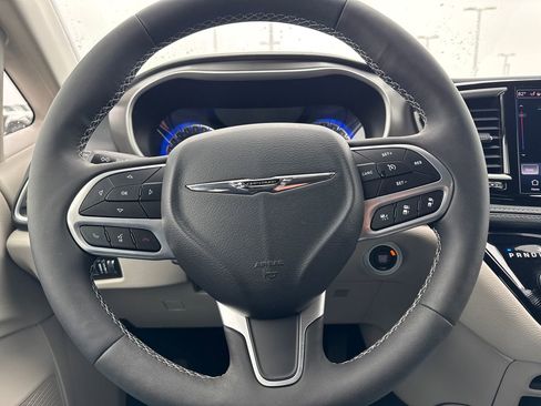 Used 2024 Chrysler Pacifica Touring-L image 20