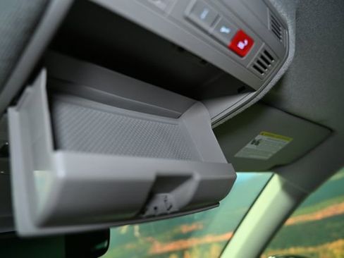 Used 2024 Volkswagen Tiguan SE image 45