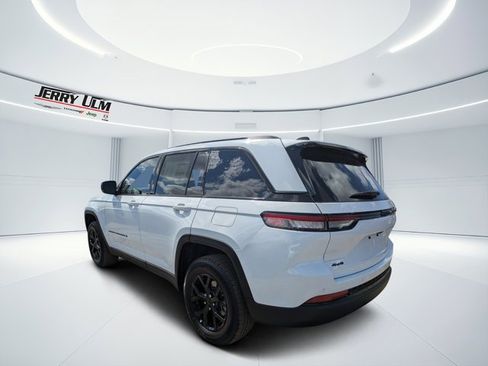 New 2025 Jeep Grand Cherokee Altitude image 5