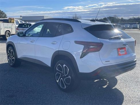 Used 2024 Chevrolet Trax RS w/ Sunroof Package image 6