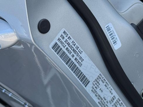 Used 2025 Jeep Compass Limited image 30