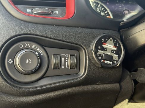 Used 2021 Jeep Renegade Trailhawk w/ Luxury Group III image 17