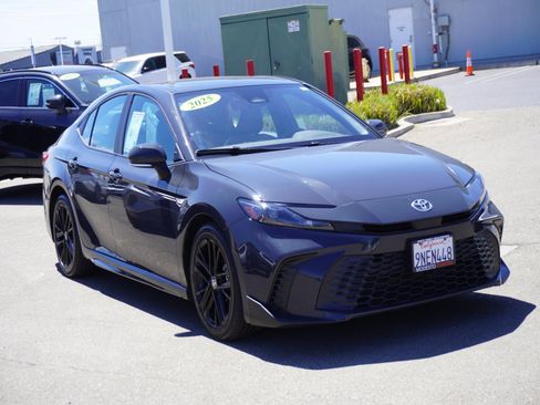 Used 2025 Toyota Camry SE w/ Convenience Package FWD image 1