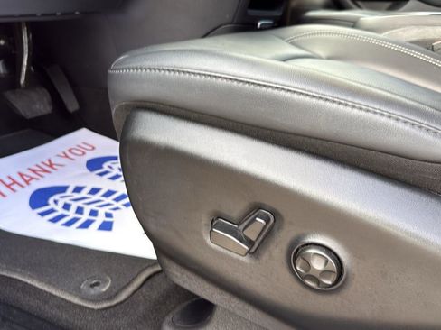 Used 2025 Chrysler Pacifica Select image 11