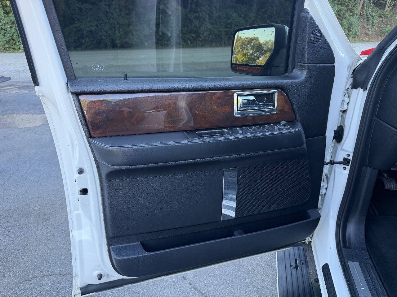 Used 2015 Lincoln Navigator 2WD image 24