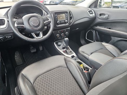 Used 2018 Jeep Compass Latitude w/ Cold Weather Group AWD/4WD image 3