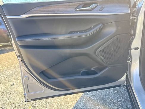 New 2025 Jeep Grand Cherokee Limited image 15