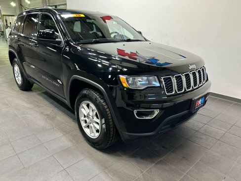 Used 2020 Jeep Grand Cherokee Laredo image 2