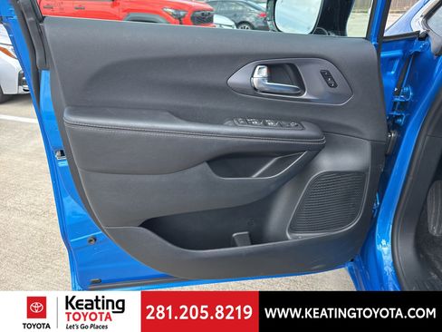 Used 2026 Chrysler Pacifica Select image 9