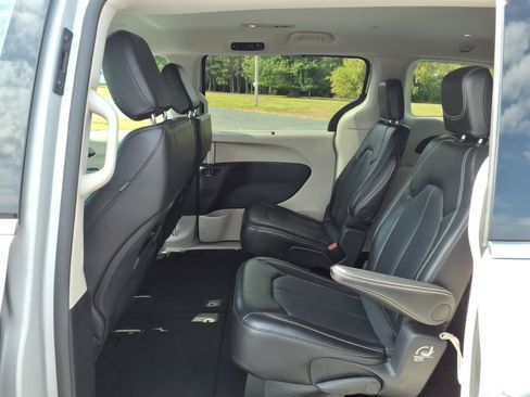 Used 2024 Chrysler Pacifica Touring-L FWD image 11