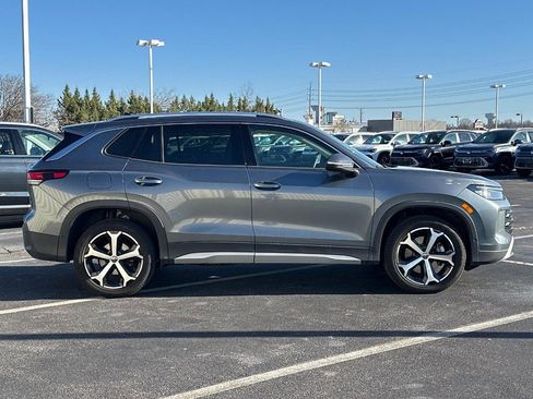 Used 2025 Volkswagen Tiguan SE image 4