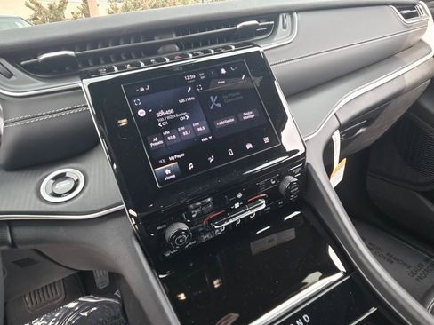 Certified 2025 Jeep Grand Cherokee Altitude image 23