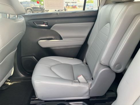 Used 2023 Toyota Highlander XLE AWD/4WD image 37