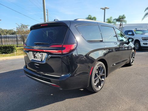 New 2026 Chrysler Pacifica Select image 6