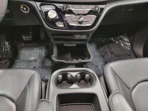 Used 2025 Chrysler Pacifica Select image 15