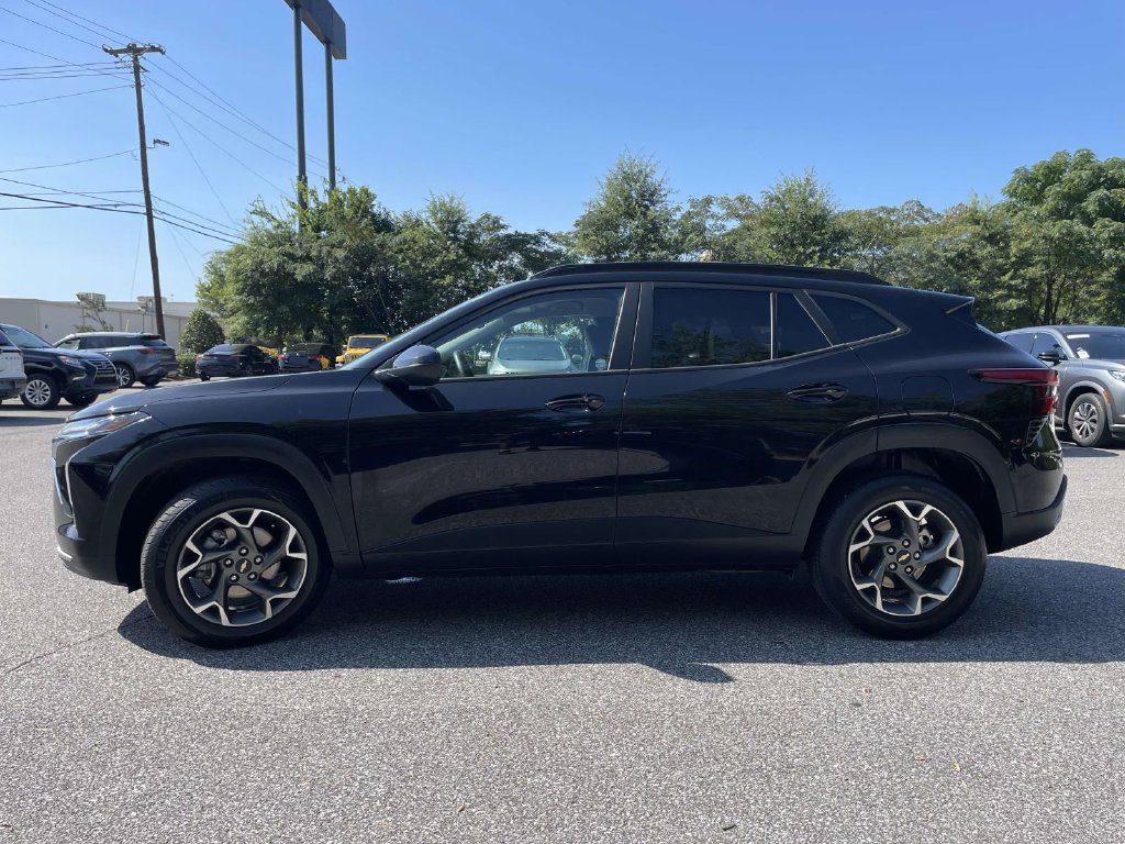 Used 2025 Chevrolet Trax LT w/ LT Convenience Package FWD image 6
