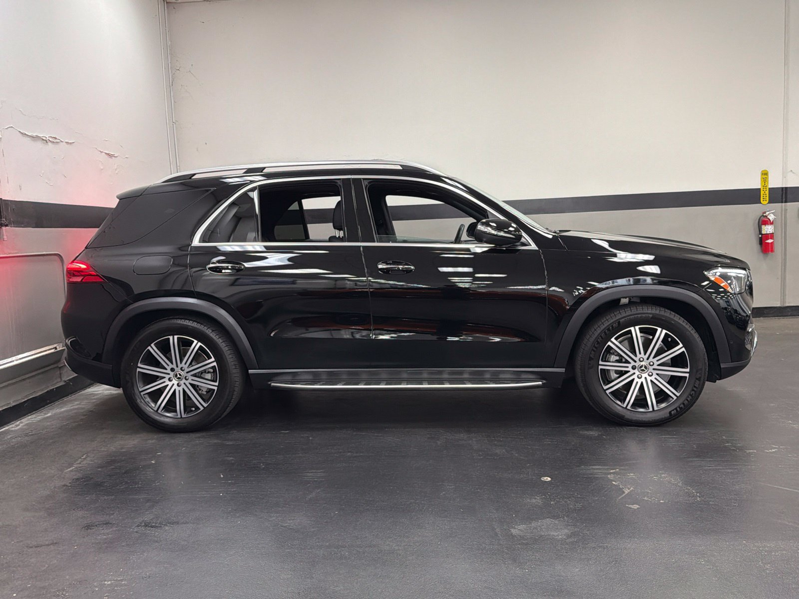 Used 2025 Mercedes-Benz GLE 450 4MATIC image 3