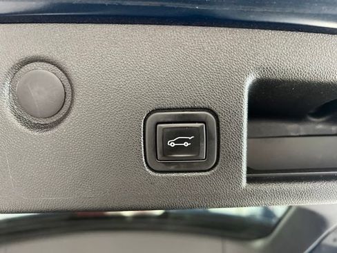 Used 2020 Chevrolet Equinox LT w/ Sport Edition FWD image 9