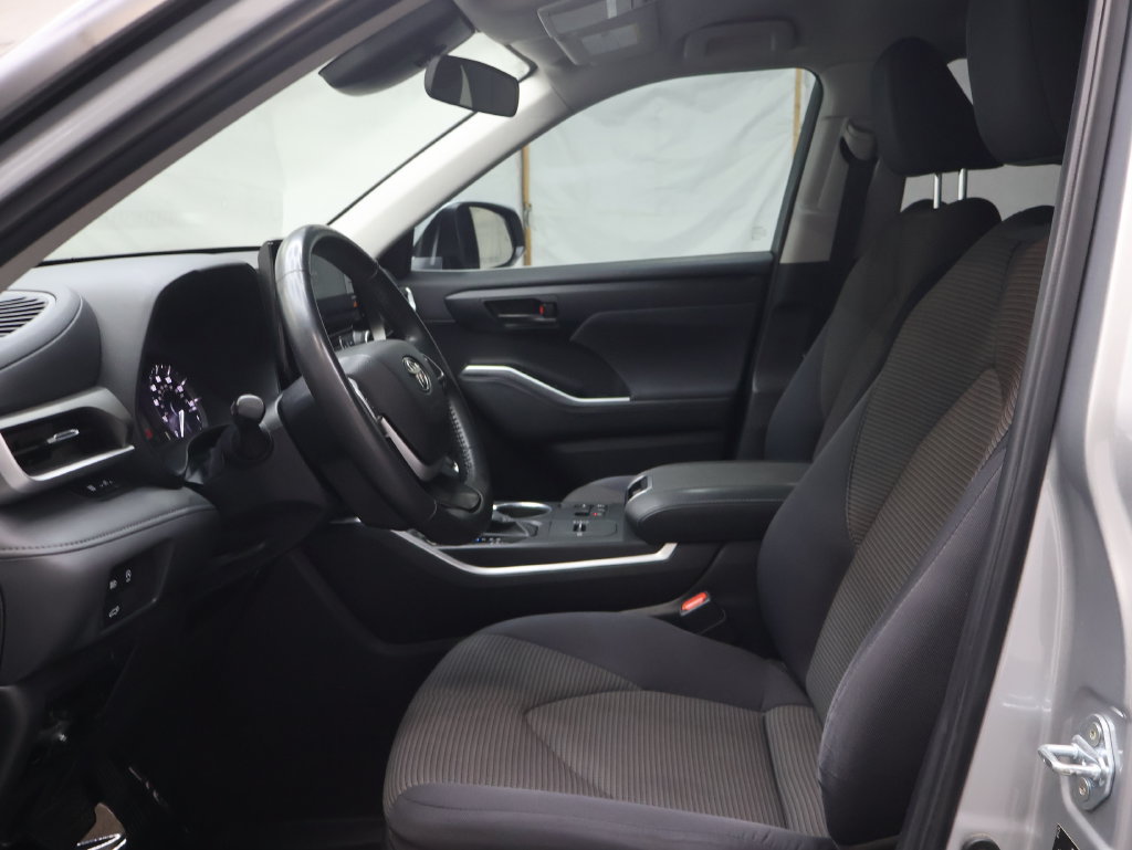 Used 2024 Toyota Highlander LE FWD image 17