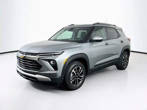 Used 2025 Chevrolet TrailBlazer LT AWD/4WD image 3