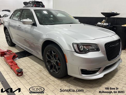 Used 2021 Chrysler 300 Touring L image 1