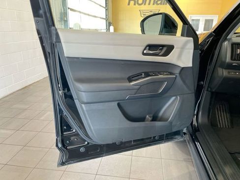 Used 2025 Nissan Pathfinder SL image 9