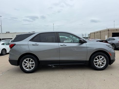 Used 2023 Chevrolet Equinox LS w/ LS Convenience Package FWD image 4