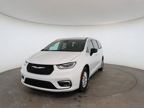 Used 2024 Chrysler Pacifica Touring-L image 32