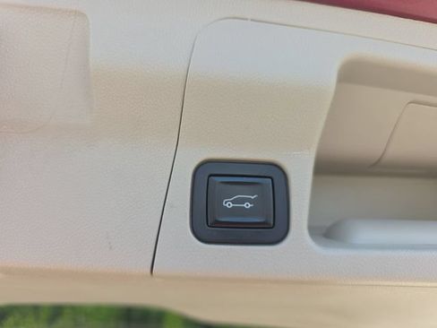 Used 2018 GMC Acadia Denali w/ Technology Package FWD image 15