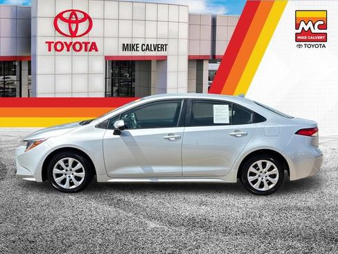 Used 2025 Toyota Corolla LE FWD image 2