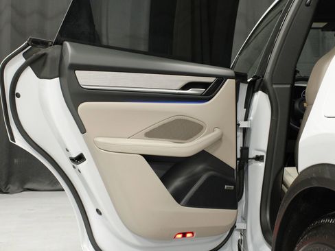 Certified 2025 Porsche Macan Electric RWD image 25